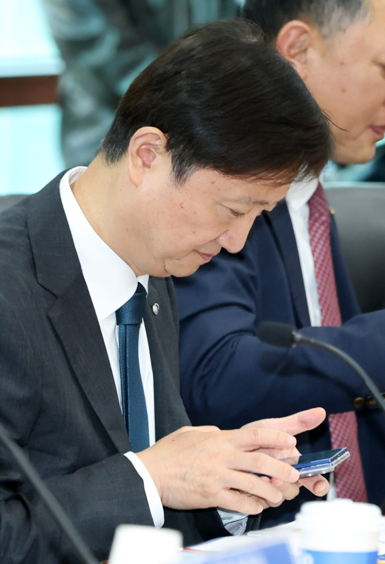 휴대폰 보는 이찬진 금융감독원장                                                                                                                                                                   