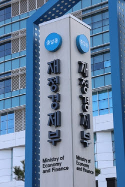 초과세수 63조, 몽땅 미래기금 주머니로?…“국채부터 갚아야”