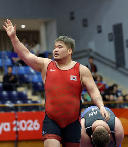 수술 미루고 매트 오른 레슬링 김민석…AG 3회 연속 동메달