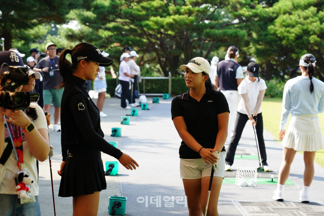 성아진,진지하게 레슨 중                                                                                                                                                                           