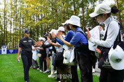 [포토]박성현,남달라 팬들과 하이파이브                                                                                                                                                                   