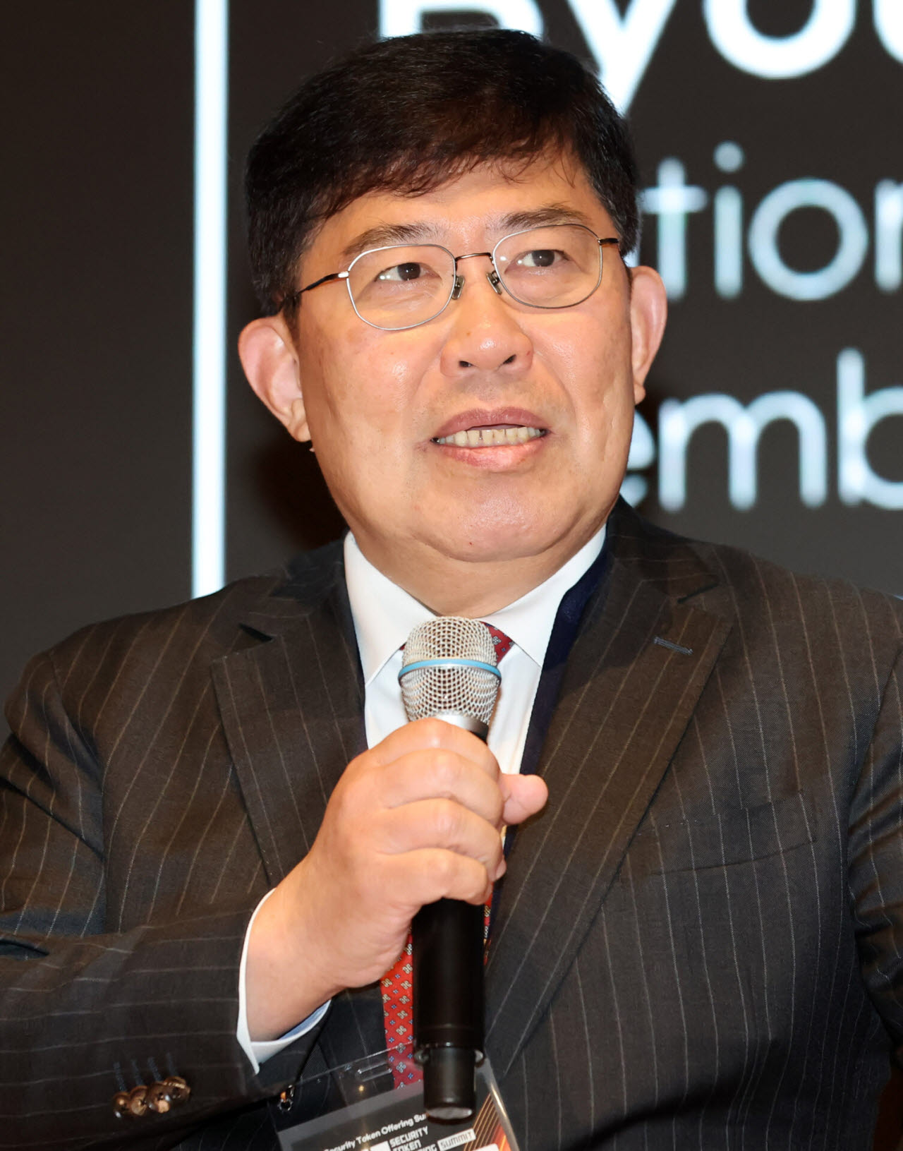 [포토]좌장맡아 토론진행하는 윤창현 코스콤 대표이사