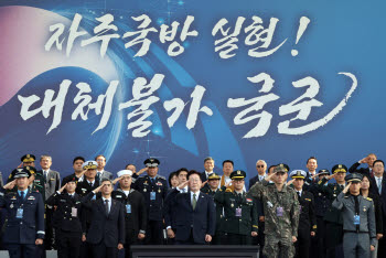 李 “전작권 환수 반드시”…DMZ 지뢰 사건엔 北 언급 없이 '불의의 사고'