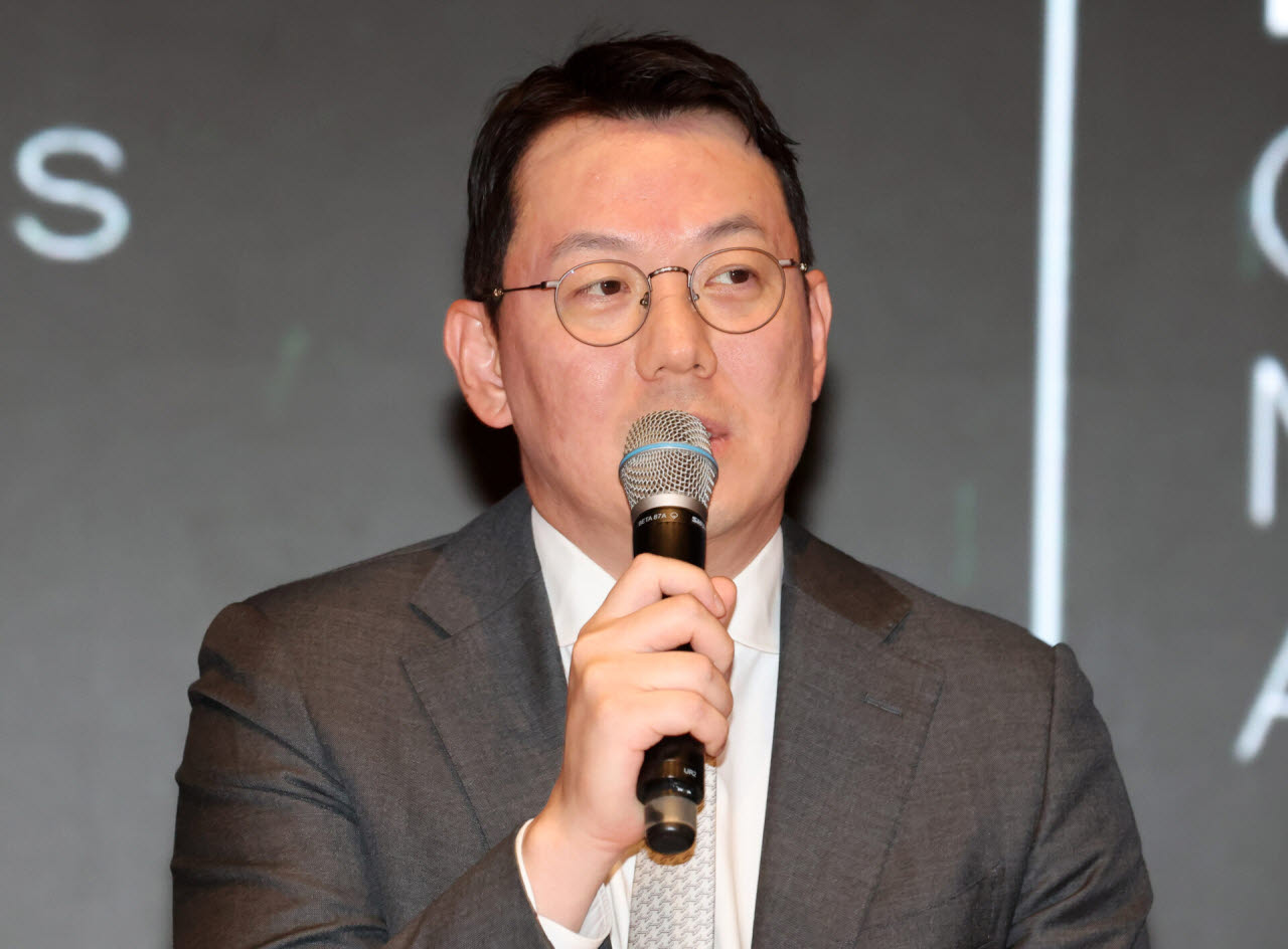[포토]패널들과 토론하는 신범준 바이셀스탠다드 대표