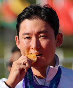 시련에도 놓지 않은 활과 총… 두 '종호' AG 금메달 결실