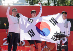 김우진 16년 만에 단체전 金… 남자 양궁, 아시안게임 2연패