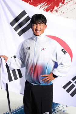 4위에서 금메달로…15살 최지운, 마지막 날 뒤집은 ‘금빛 항해’