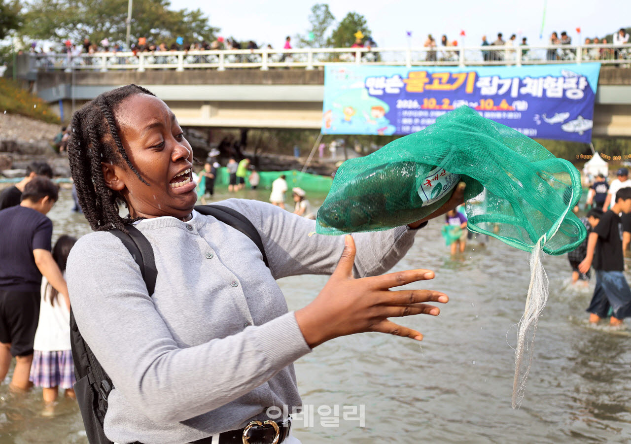 [포토] 물고기잡기 체험 즐기는 외국인