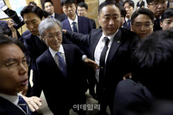 [포토]'법사위 위원장실 향하는 조희대'