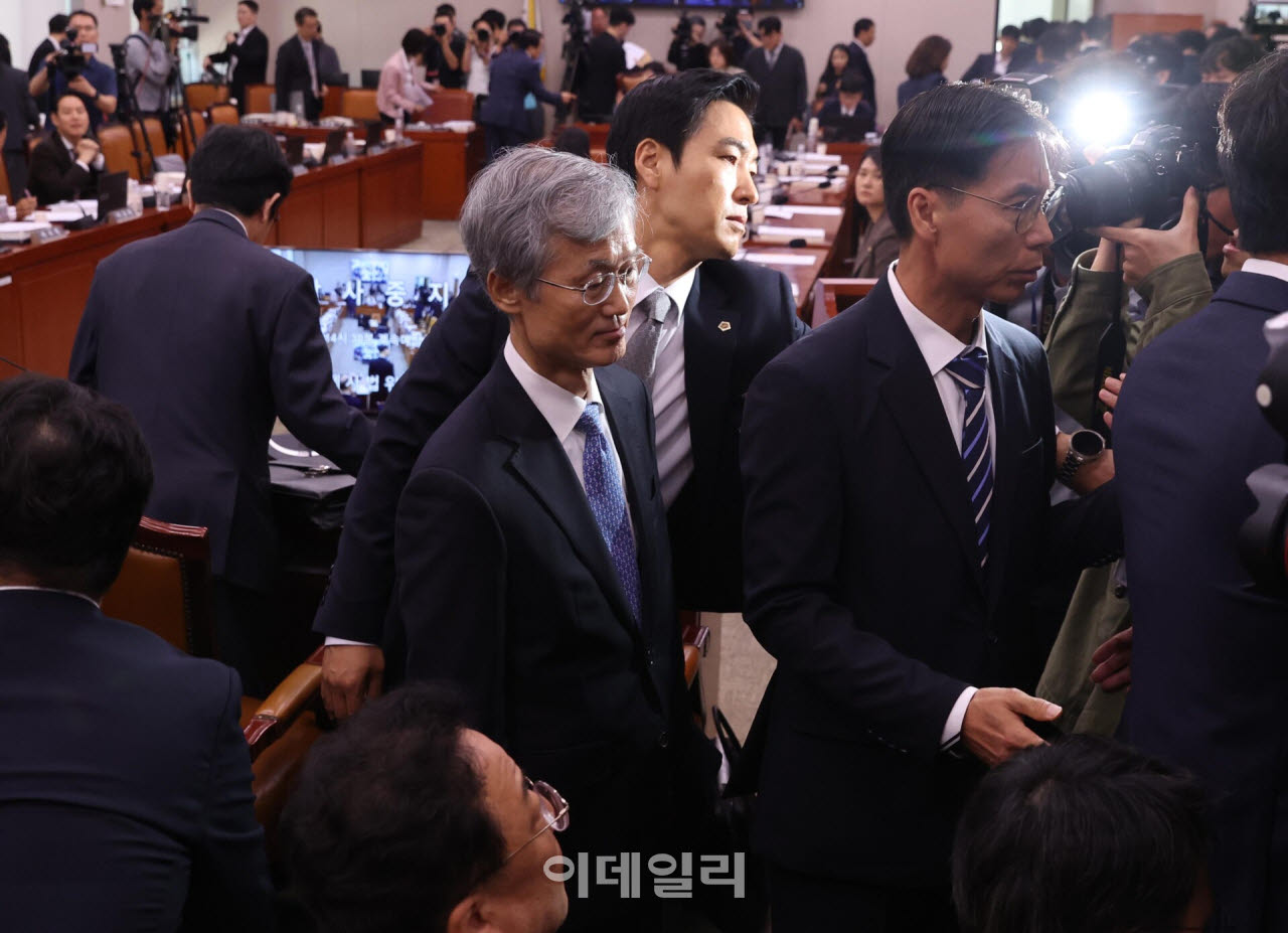 국정감사 정회, '회의실 나서는 조희대 대법원장'                                                                                                                                          