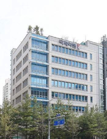 국제약품 승계 속도…남영우 회장 지분 전량 3세 증여