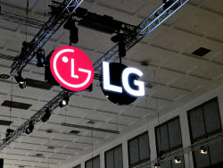 LG전자, 3분기 누적 영업익 첫 4조 돌파…가전·전장 ‘쌍끌이’(종합)