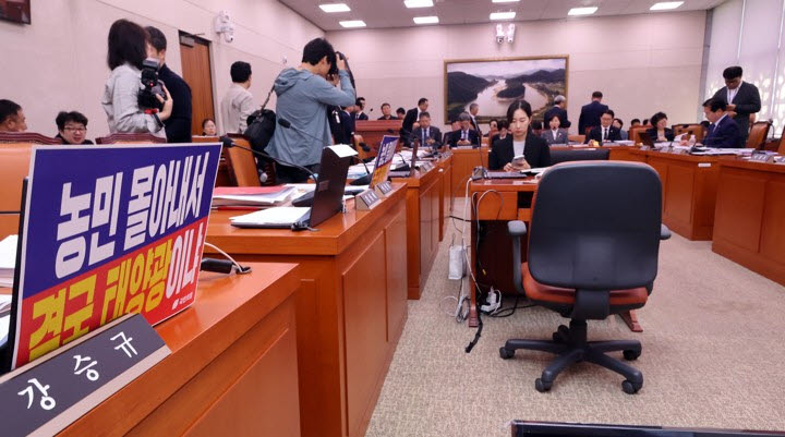 “농민 몰아내서 결국 태양광이냐”…농식품부 국감, 피켓 공방에 초반 중단