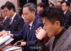[포토]국정감사, '물 마시는 박진영 위원장'