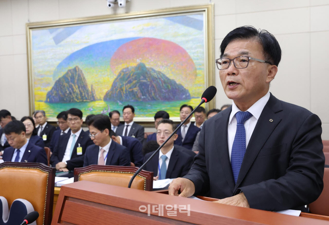 [포토]국정감사, '업무보고하는 박상진 산업은행 회장'