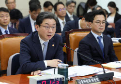 [포토]'단일종목 레버리지 관련 질의에 답변하는 이억원'