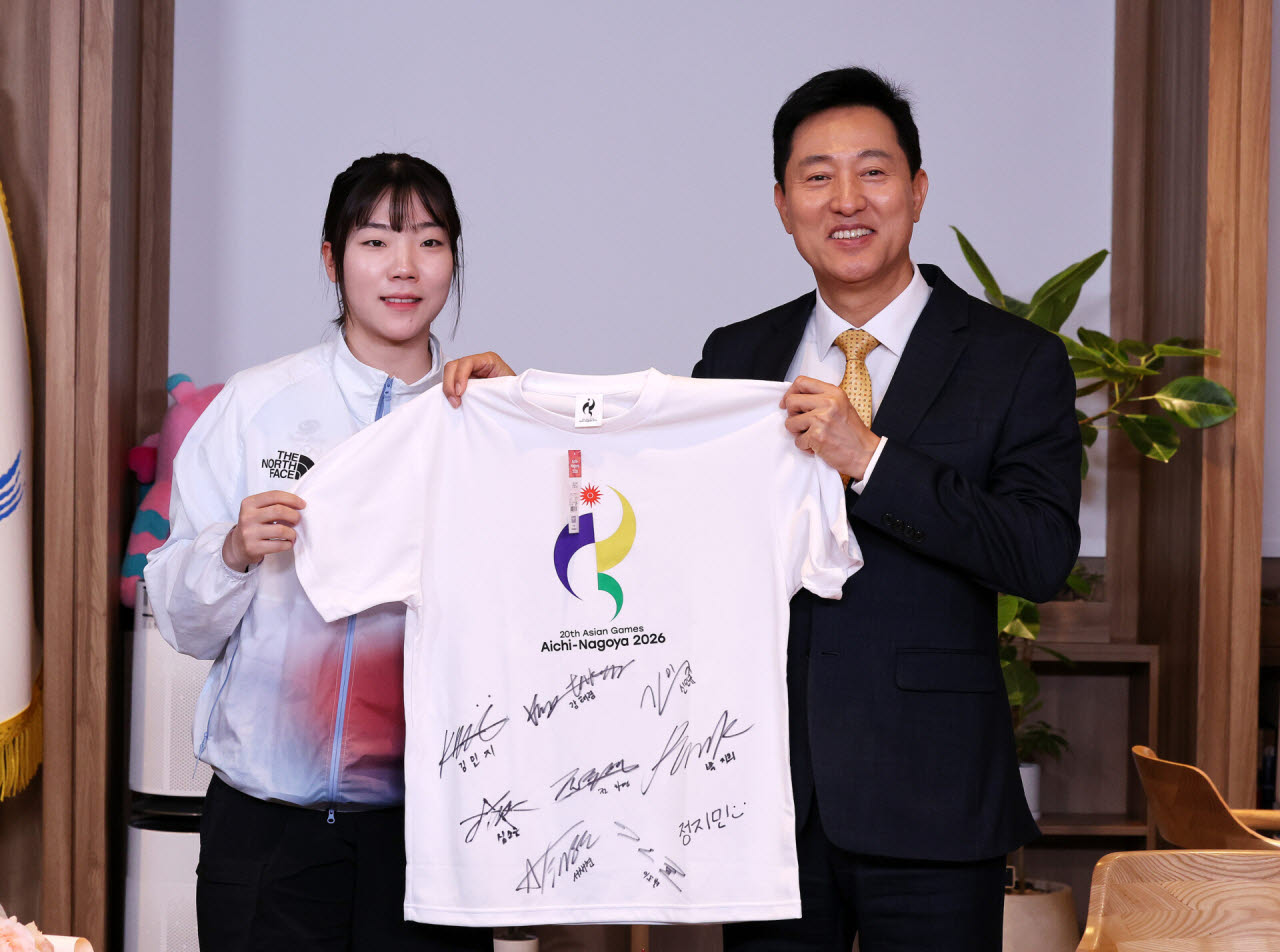 오세훈 서울시장에게 기념품 전달하는 전하영 선수                                                                                                                                                   
