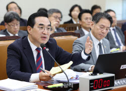 [포토]재경위 국정감사, '답변하는 박홍근 장관'