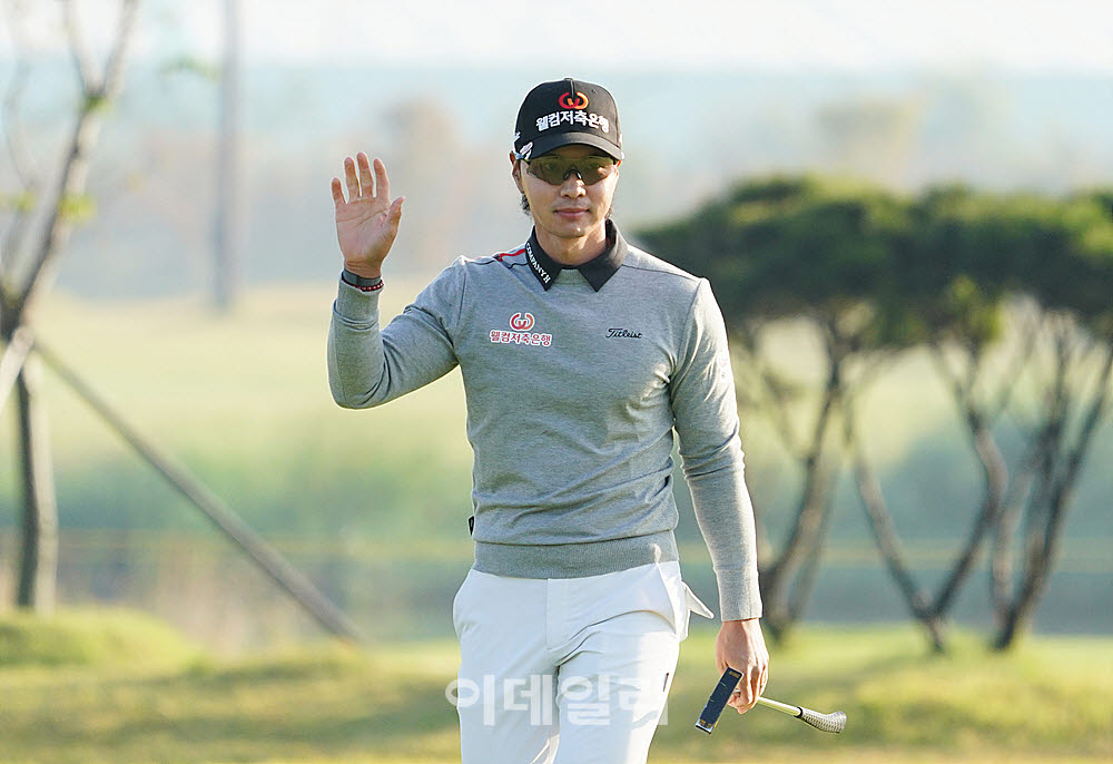  이형준, 긴거리 버디 성공하며 갤러리에 인사                                                                                                                                                       