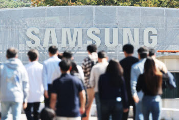 "성과급 최소 30억, 서민 탈출한 듯"…삼성전자 '사내부부' 직원 글