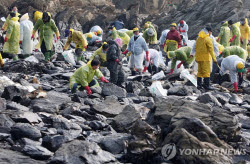 법원 “태안 기름 복구단체, 배분금 2800억 반환해야”