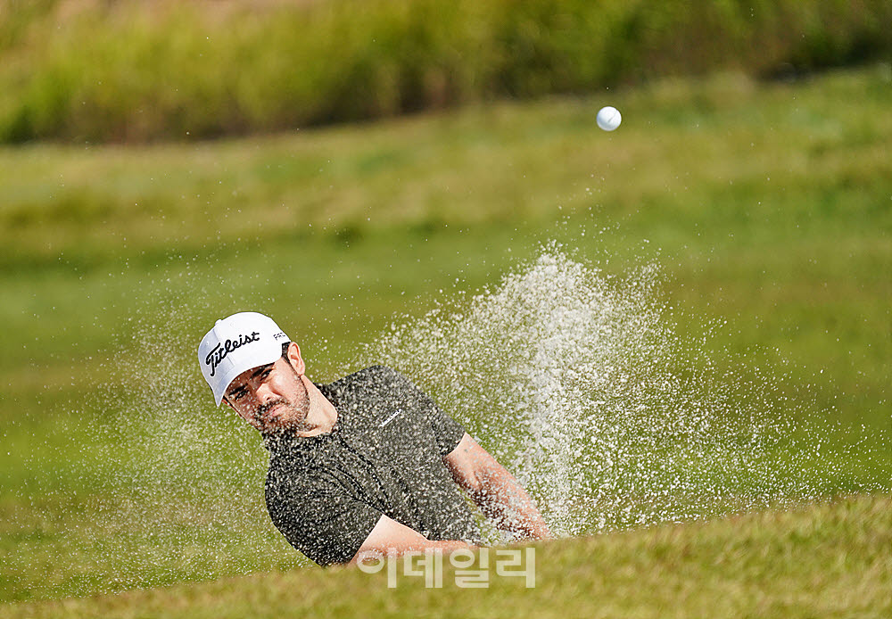  브랜든 캐왈라마니, 모래 폭발로 탈출하는 벙커                                                                                                                                                     