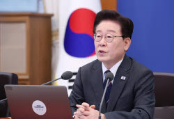 李대통령 골프장 방문 놓고 공방…靑 “현장서 사고 지시” 野 “황제골프”(종합)