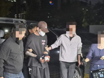 `장모 살해·아내 납치` 20대, 송파서 압송…혼인무효소송 중 범행