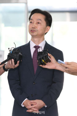 李지지율 하락에 與강경파 큰소리 미래권력, 대통령과 차별화 움직임