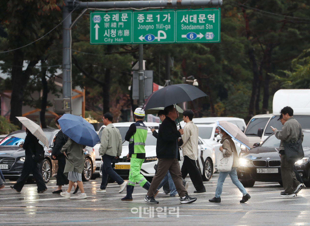  가을비 내리는 광화문네거리                                                                                                                                                                       