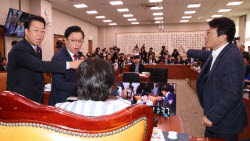 헌재 국감까지 번진 대통령 골프 논란, 여야 고성 충돌 속 아수라장