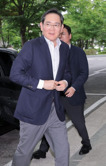 [속보] 홍라희 관장, 이재용 회장에 삼성전자 지분 2.6조 규모 증여