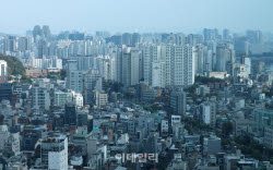 [단독]소득은 제자리, 대출은 3000만원↑…보금자리론 신혼부부 부담 ‘쑥’