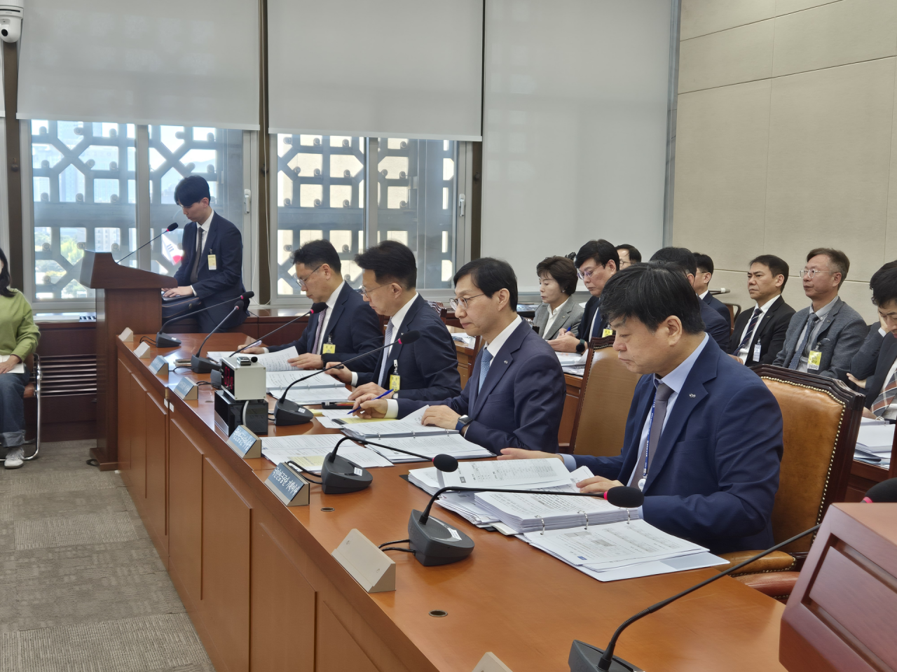 “비쌀 때 팔았어야” vs “팔면 손해”…국민연금 국감서 주식 매매 공방