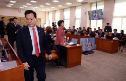 문체위, '암살자(들)' 증인 채택 불발…국힘 의원들 '반발 퇴장'
