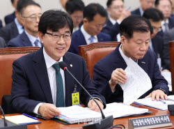 [포토]국정감사, '답변하는 인태연 이사장'