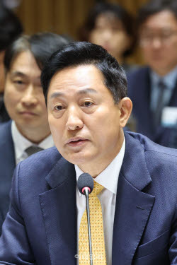 “주택난 정부 정책탓” 역공 나선 吳, 한강버스 논란은 ‘진땀’