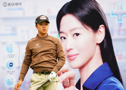 [포토] 송민혁, 전지현이 보고 있다                                                                                                                                                                       