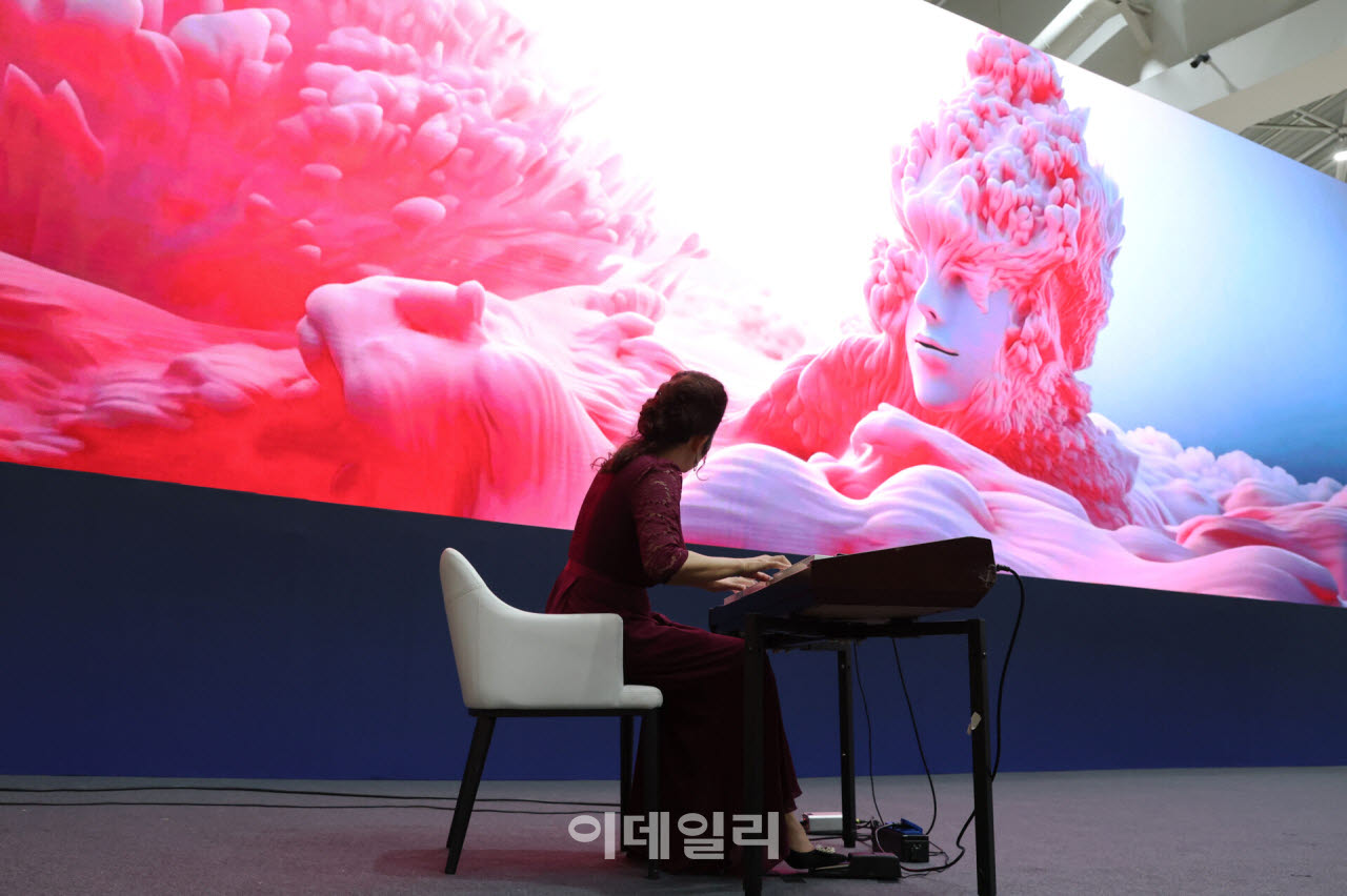 [포토]AI 영상 보며 연주하는 피아니스트