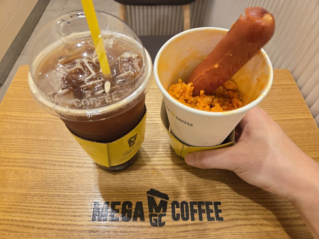 “밥 먹으러 커피숍 간다”…4400원 김볶밥 40만개 팔린 이유
