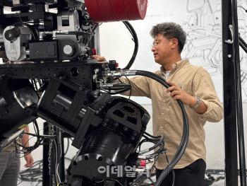 “한 손 300㎏ 번쩍”…굴착기 노리는 ‘슈퍼휴머노이드’ 연말 나온다