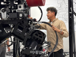 “한 손 300㎏ 번쩍”…굴착기 노리는 ‘슈퍼휴머노이드’ 연말 나온다