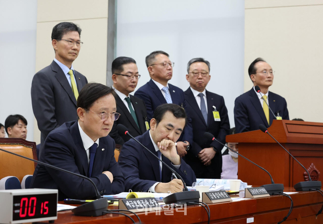 [포토]정무위 국정감사, '해킹사고...5대 은행장에 질책'