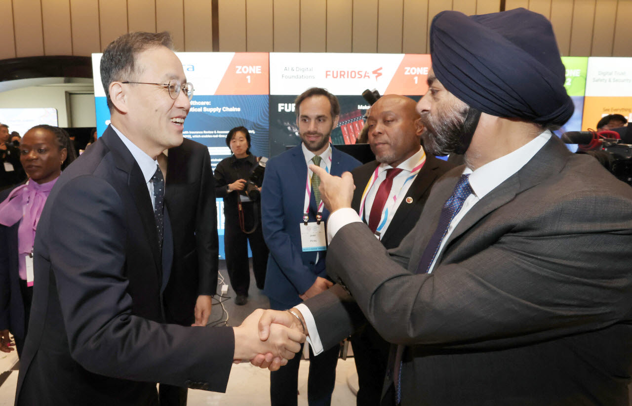 [포토]인사 나누는 이형일 경제부총리-아제이 방가 세계은행(WB) 총재
