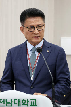 충북대 통합 무산에 해외출장 논란…교통대 총장 “사퇴 생각해보겠다”