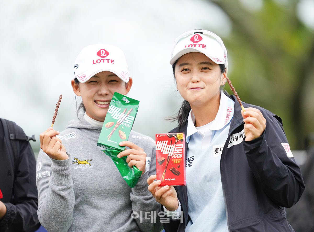 [포토]황유민-최혜진,스폰서 과자 깨알 홍보