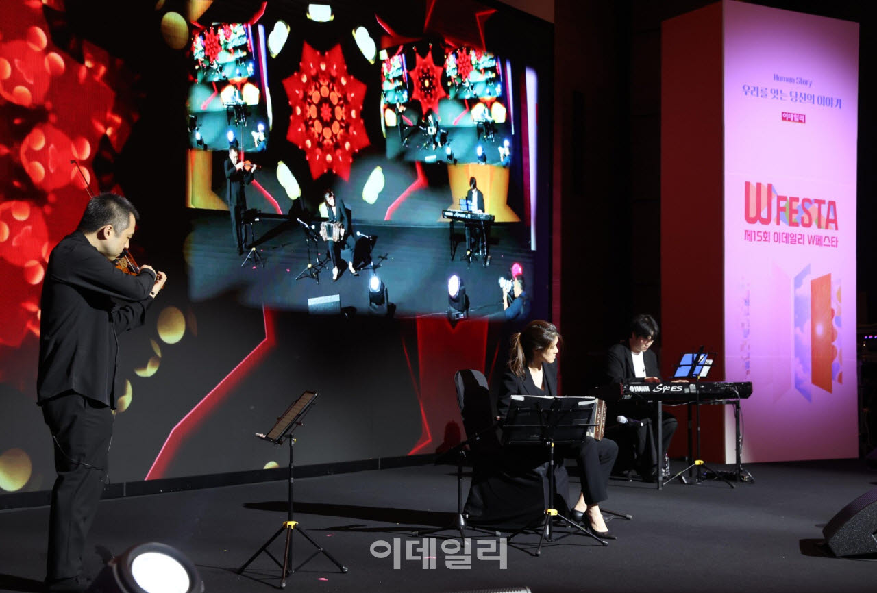 탱고·발라드 공연에 위로와 웃음까지…행사 달군 공연[W페스타 2026]