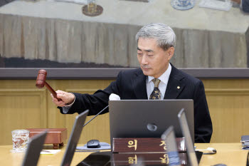 [속보]한은, 기준금리 3.00% 동결…'호미' 꺼낸 뒤 숨 고르기