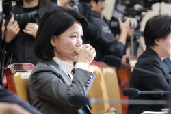 '이진숙 가처분' 상반된 해석…野 "입틀막 안돼" 與 "제척 유지된 것"