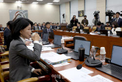 [포토]국정감사, '물 마시는 이진숙 의원'